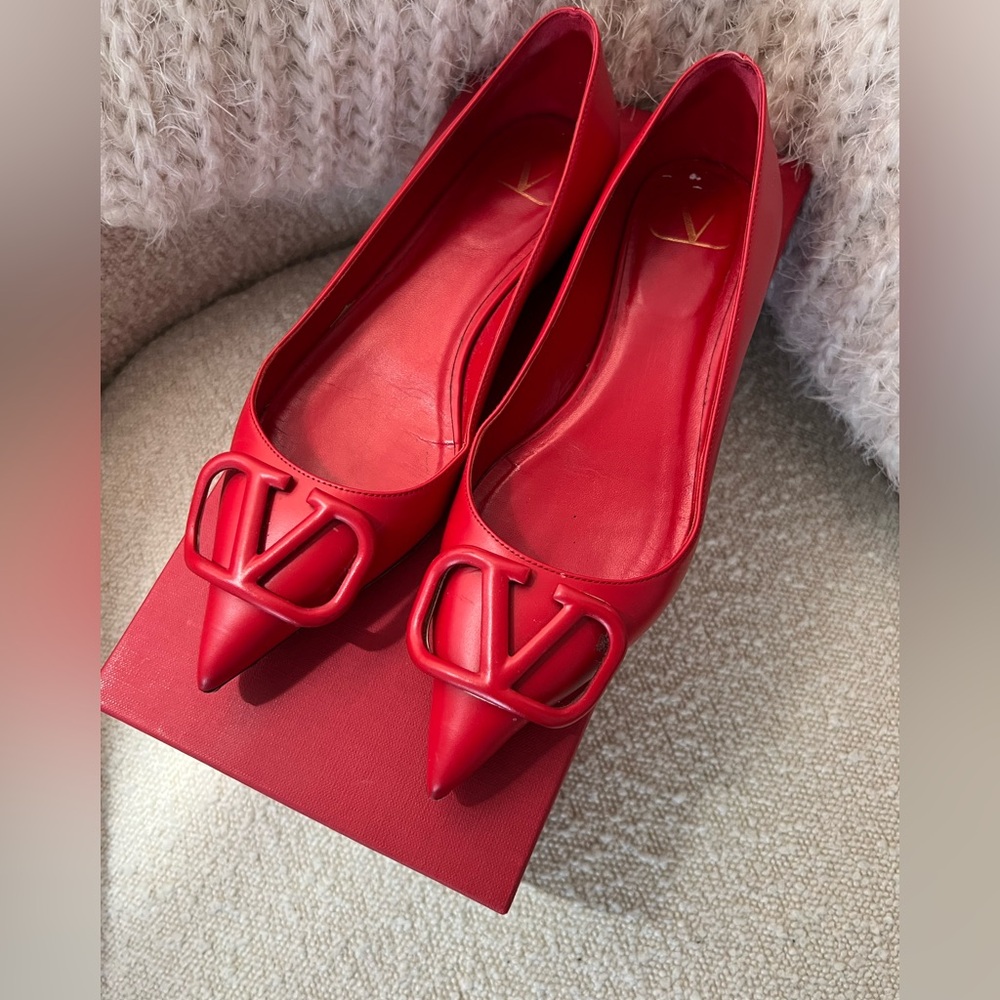 Gorgeous valentino flats size 35 like New!